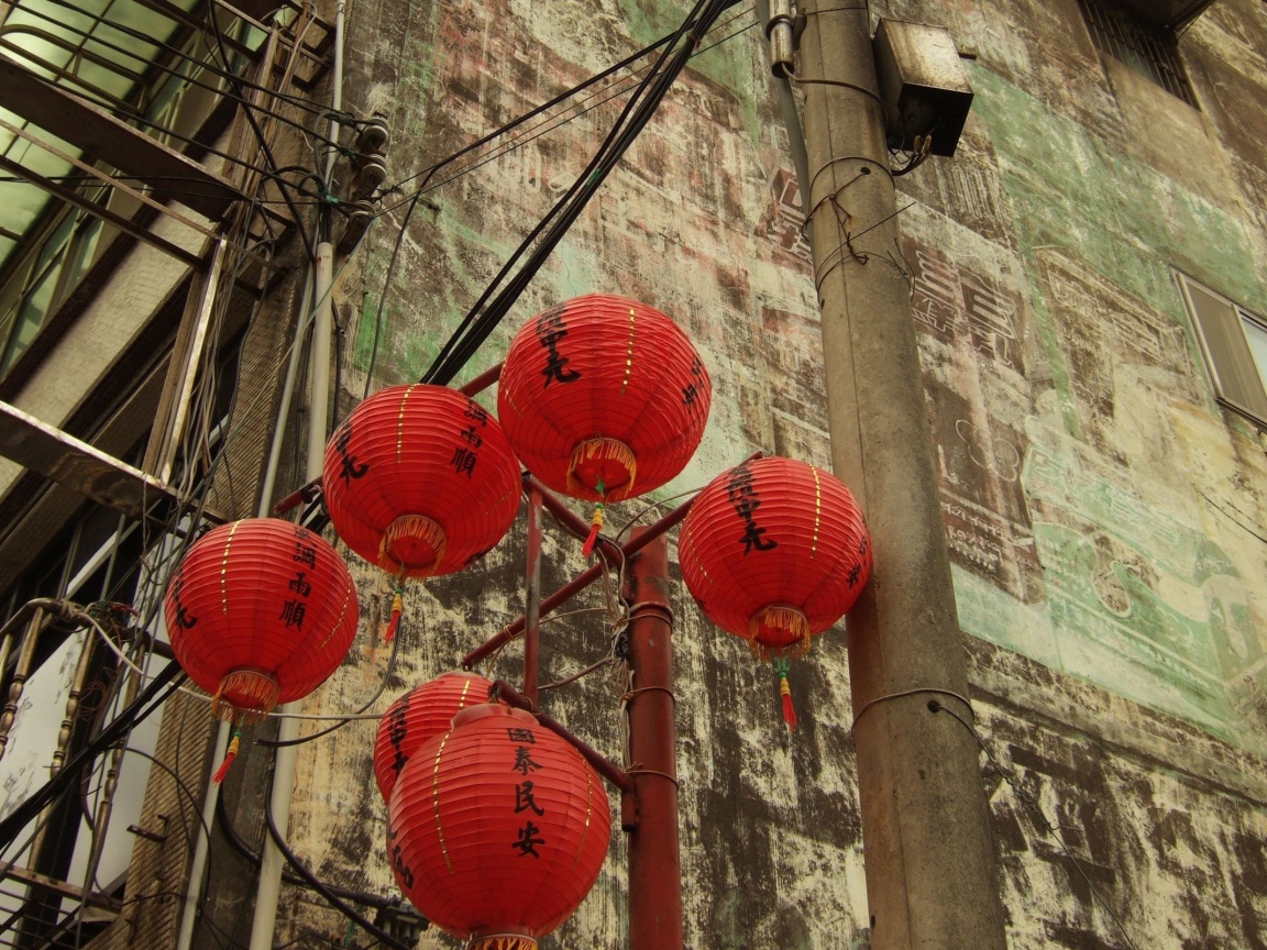 Китайские фонарики на углу улицы