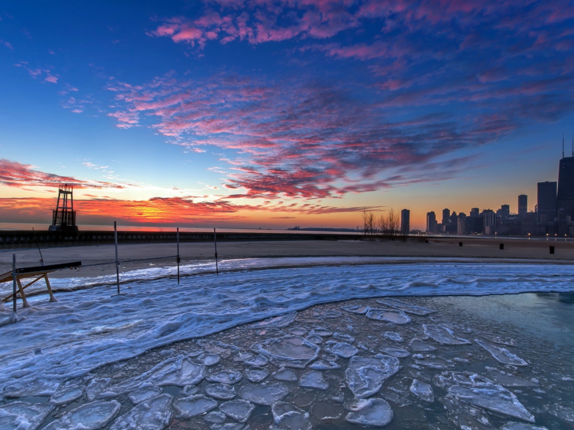 Куски льда на берегу моря в городе