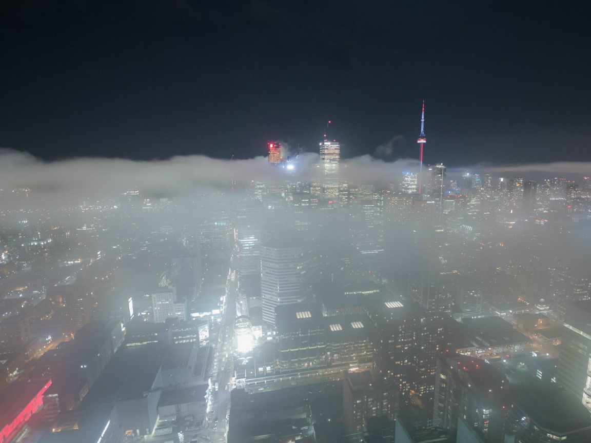 Город Торонто в тумане