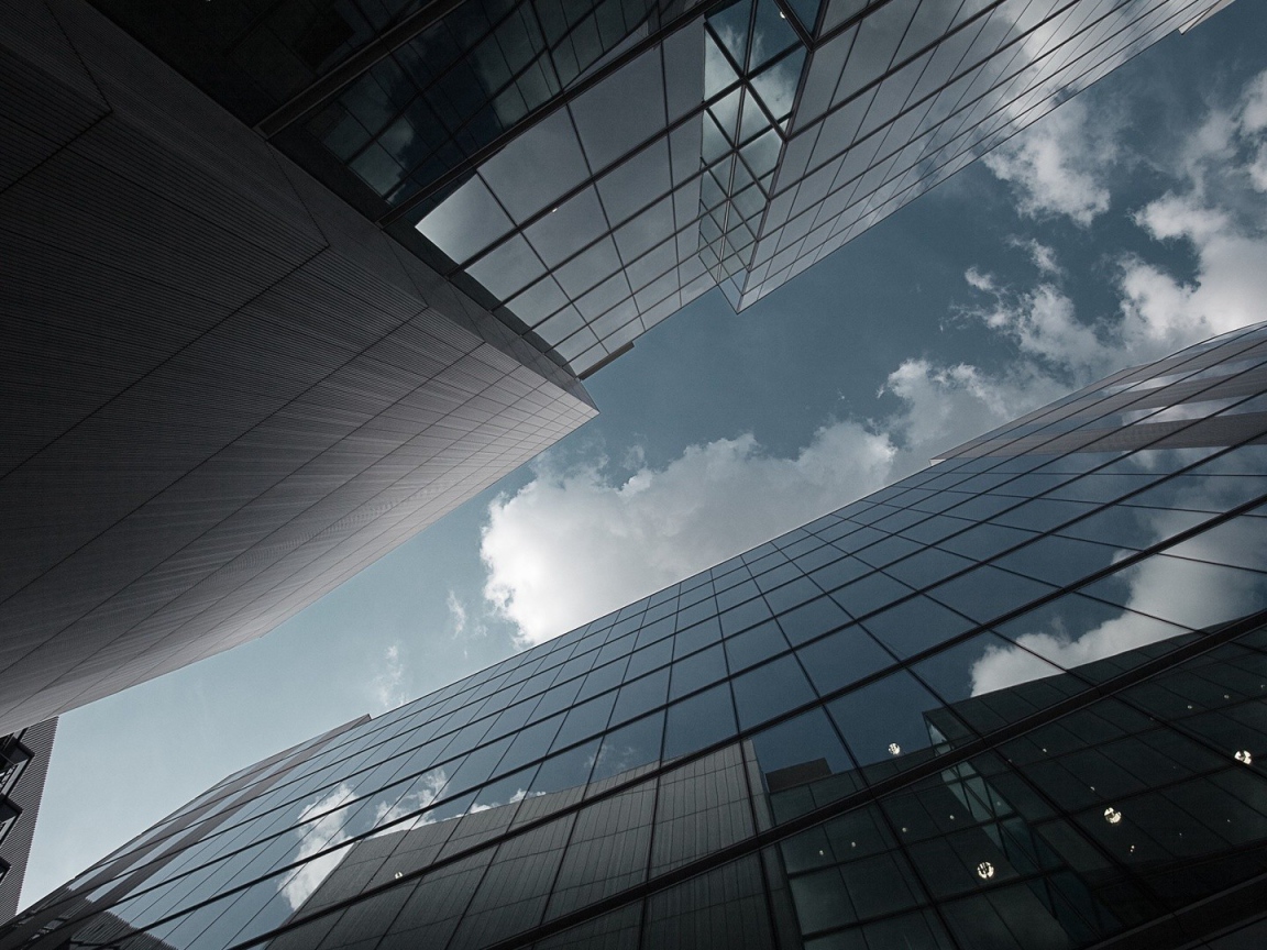 Облака отражаются в небоскребах