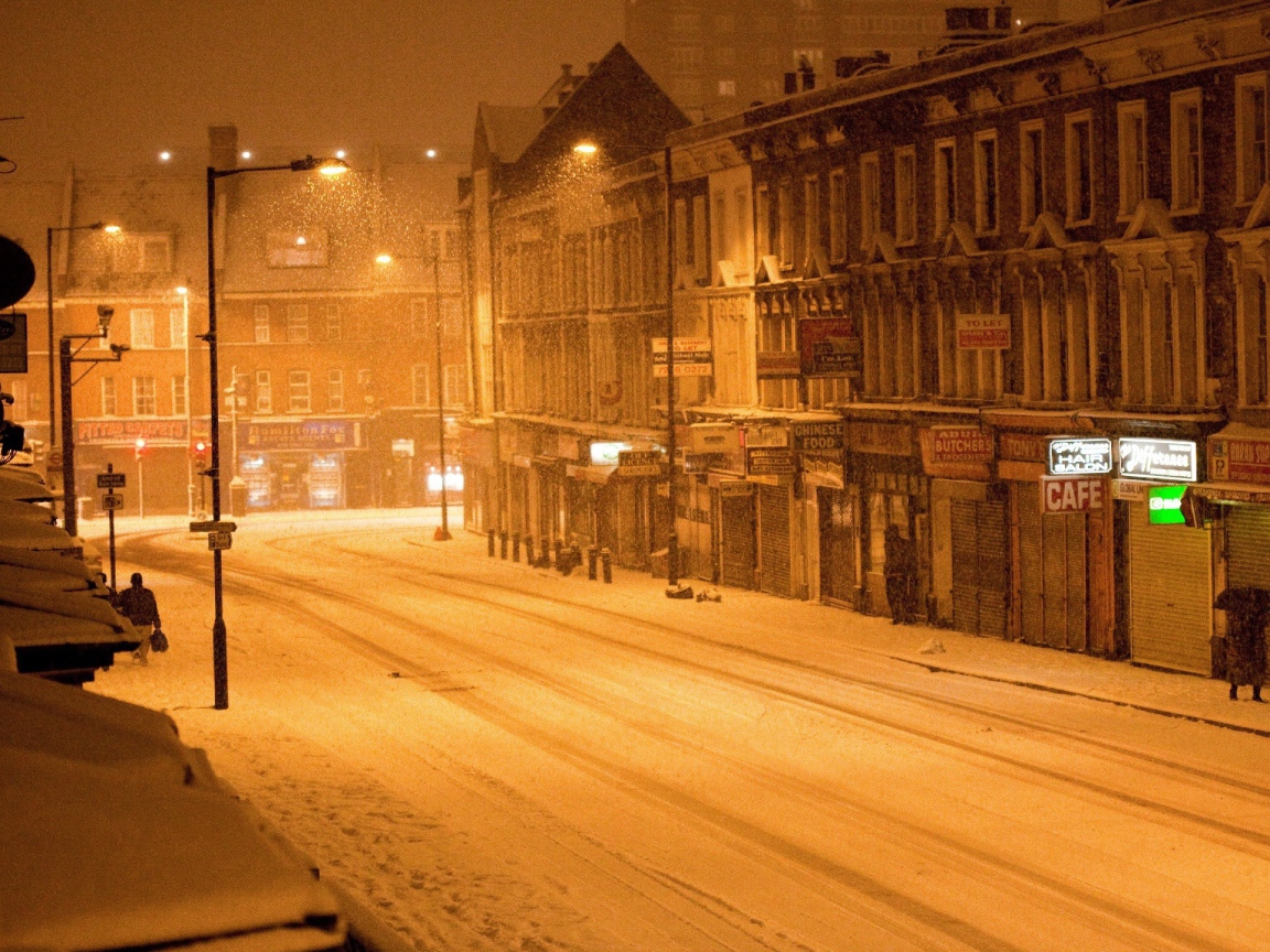 Пустынная зимняя улица в американском городе