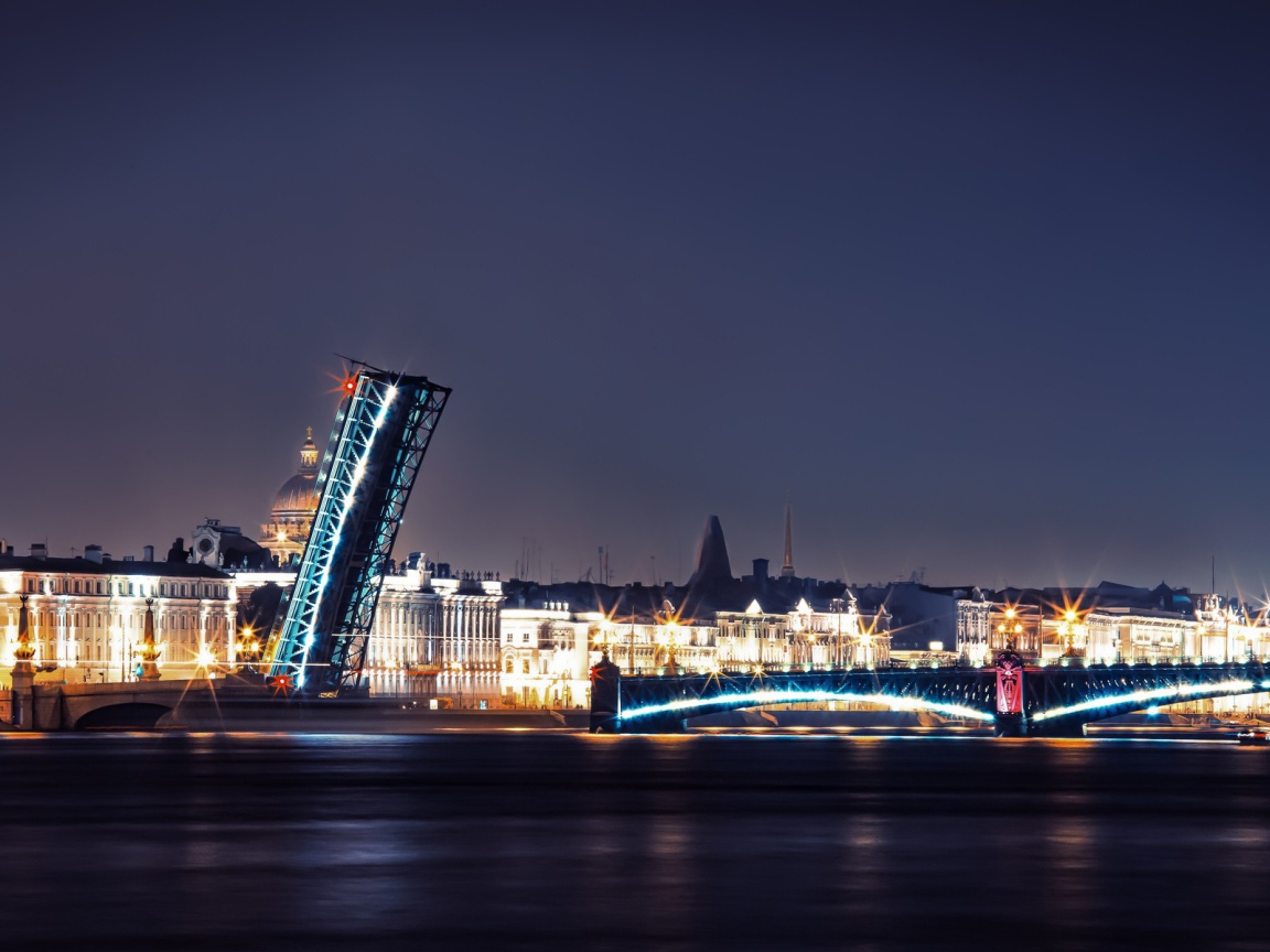 Разводной мост в ночном Санкт-Петербурге