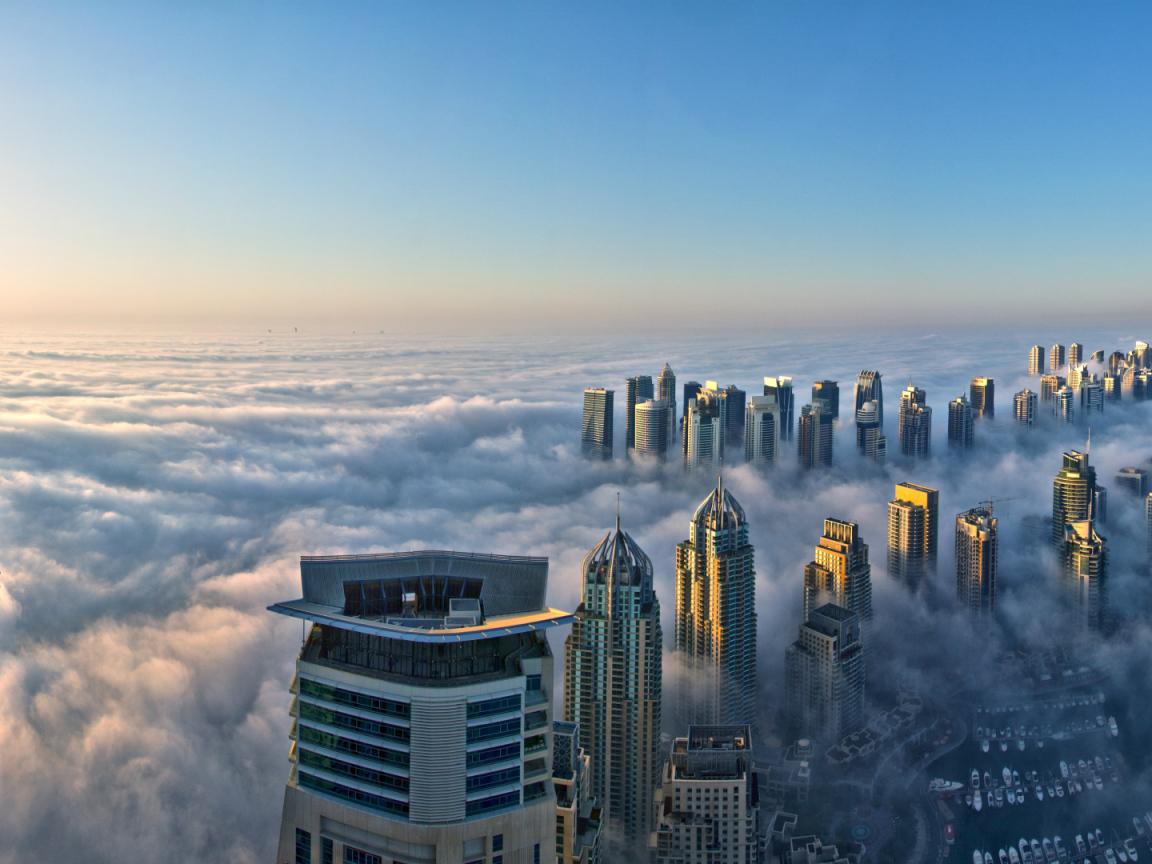 Город Дубай в тумане