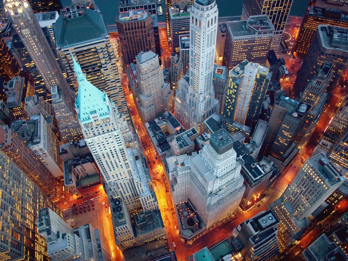 Вечерние огни в небоскребах Нью-Йорка