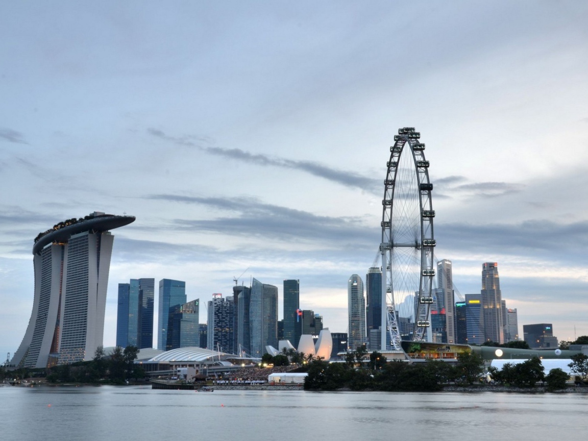 Колесо обозрения на фоне города в Сингапуре