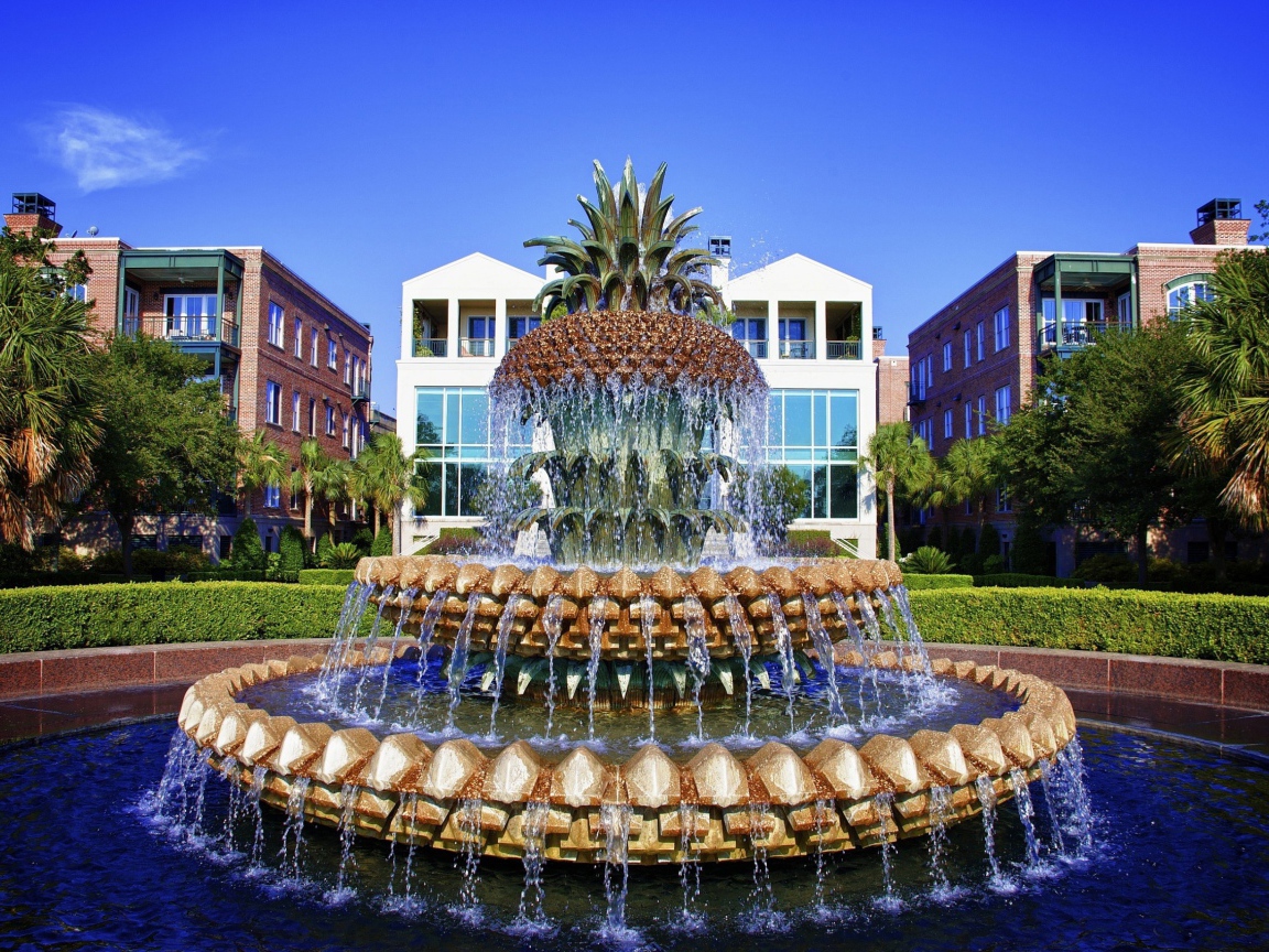 Фонтан в виде ананаса