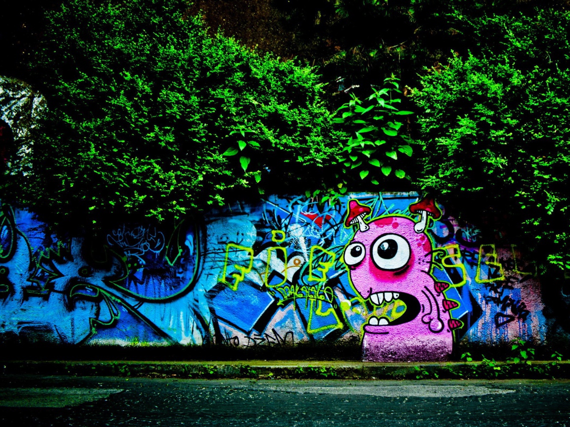 Граффити на стене парка
