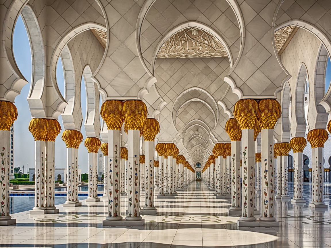Роскошная мраморная колоннада в Арабских Эмиратах