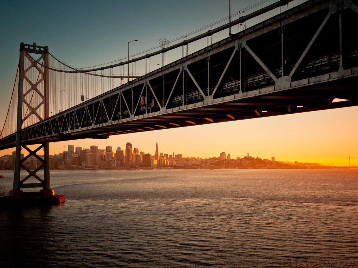 Многоарочный мост на фоне города