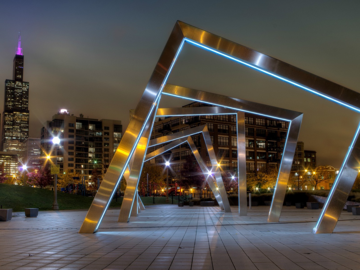 Современные скульптуры на площади в городе