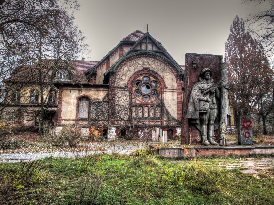 Памятник у заброшенной больницы, фото HDR