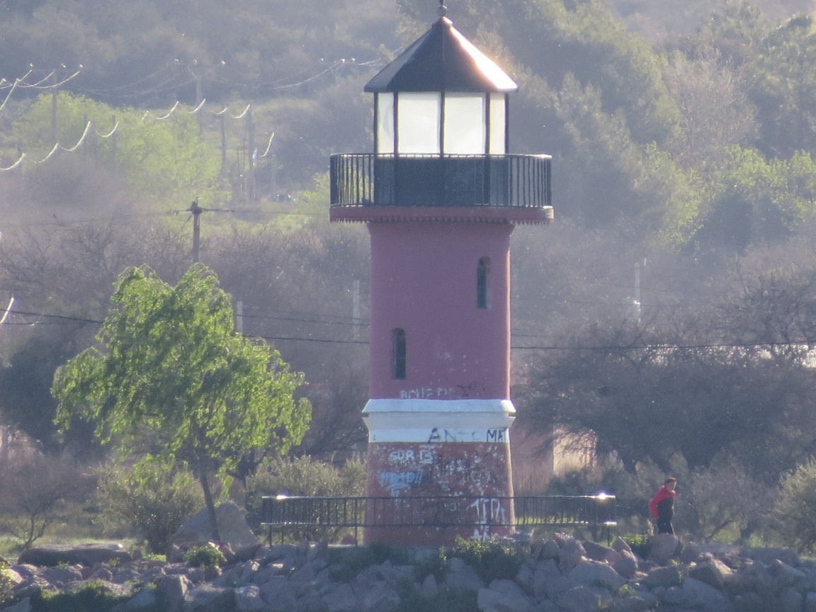 Старый маяк на берегу моря