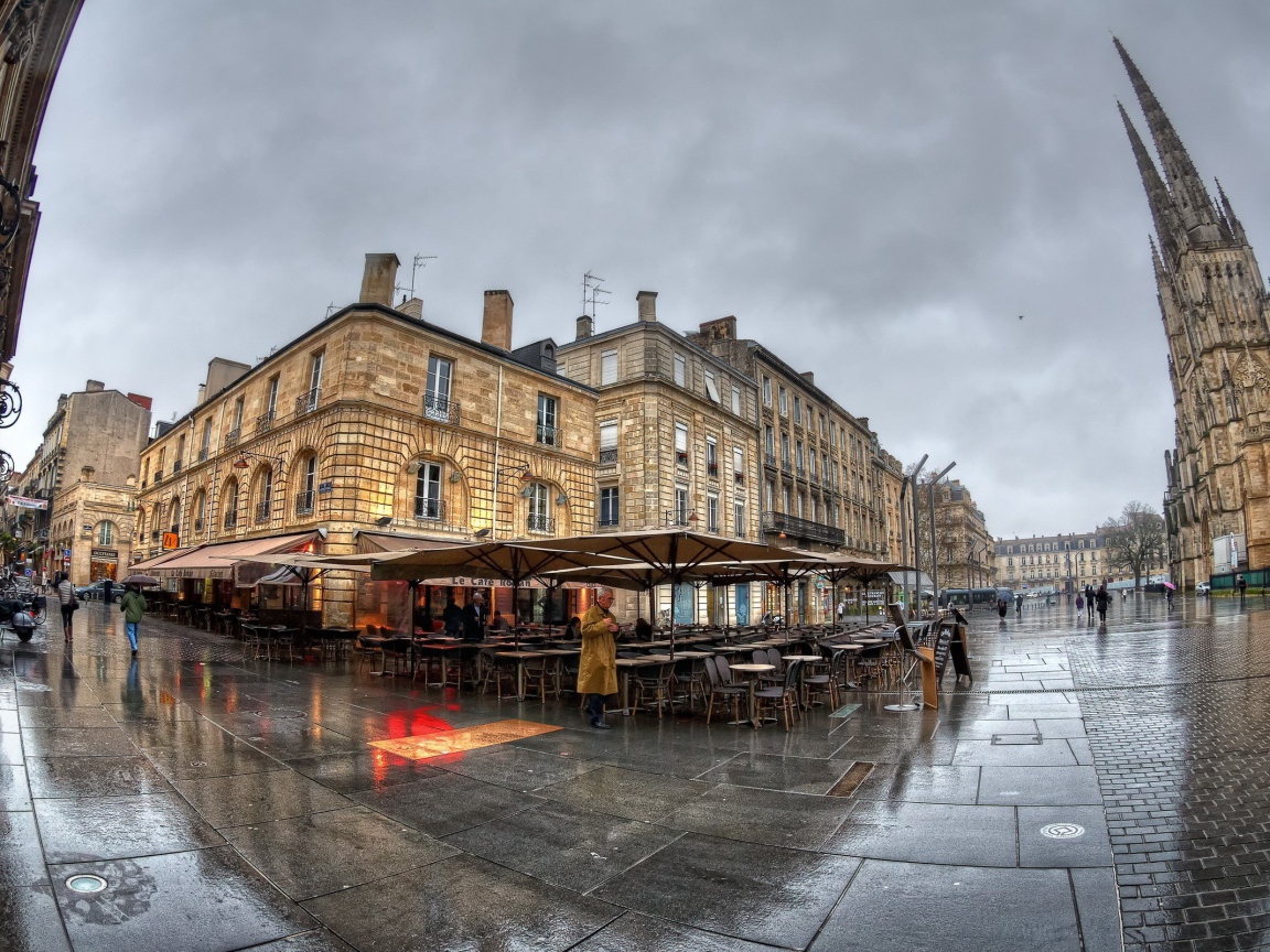 Фото городской площади через линзу рыбий глаз