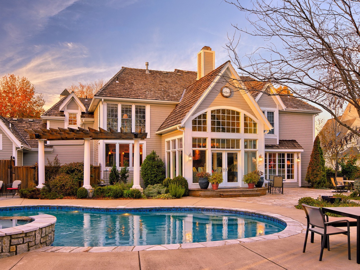 Бассейн у дома в спальном районе