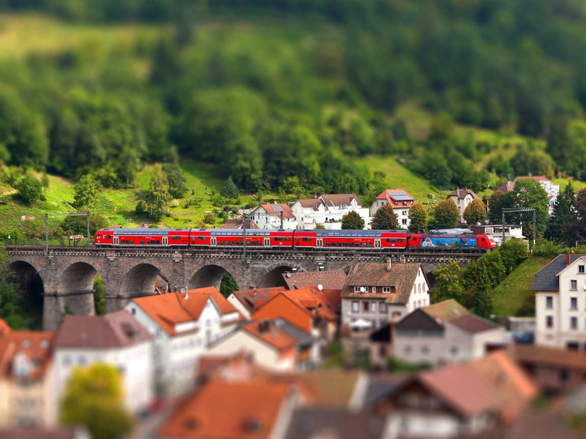 Красный поезд на мосту