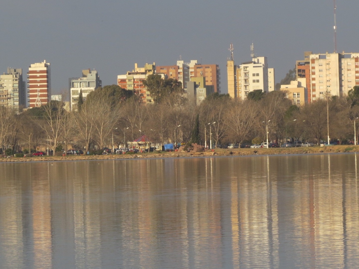Жилые здания на берегу городского пруда