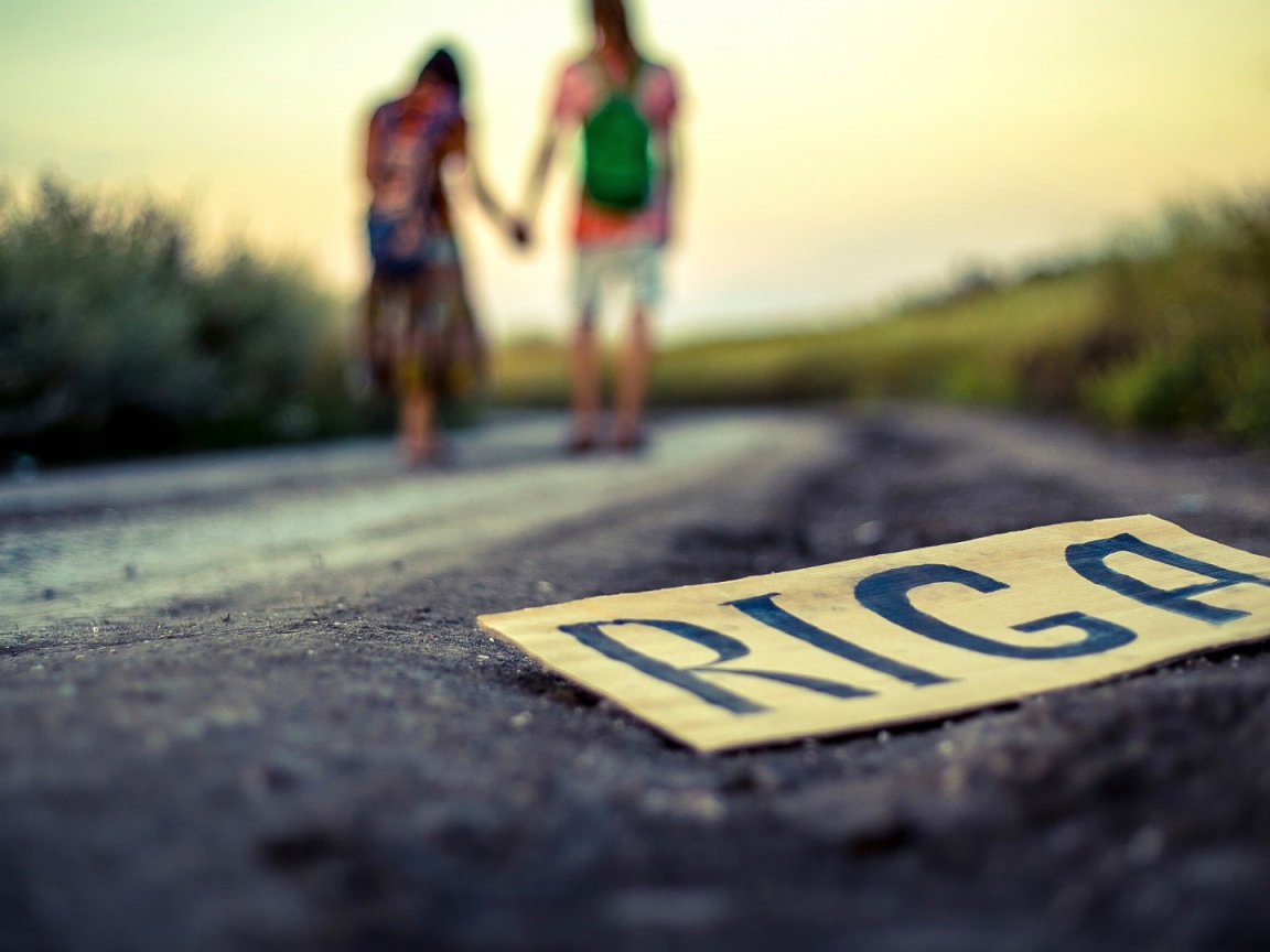 Знак Рига на обочине дороги