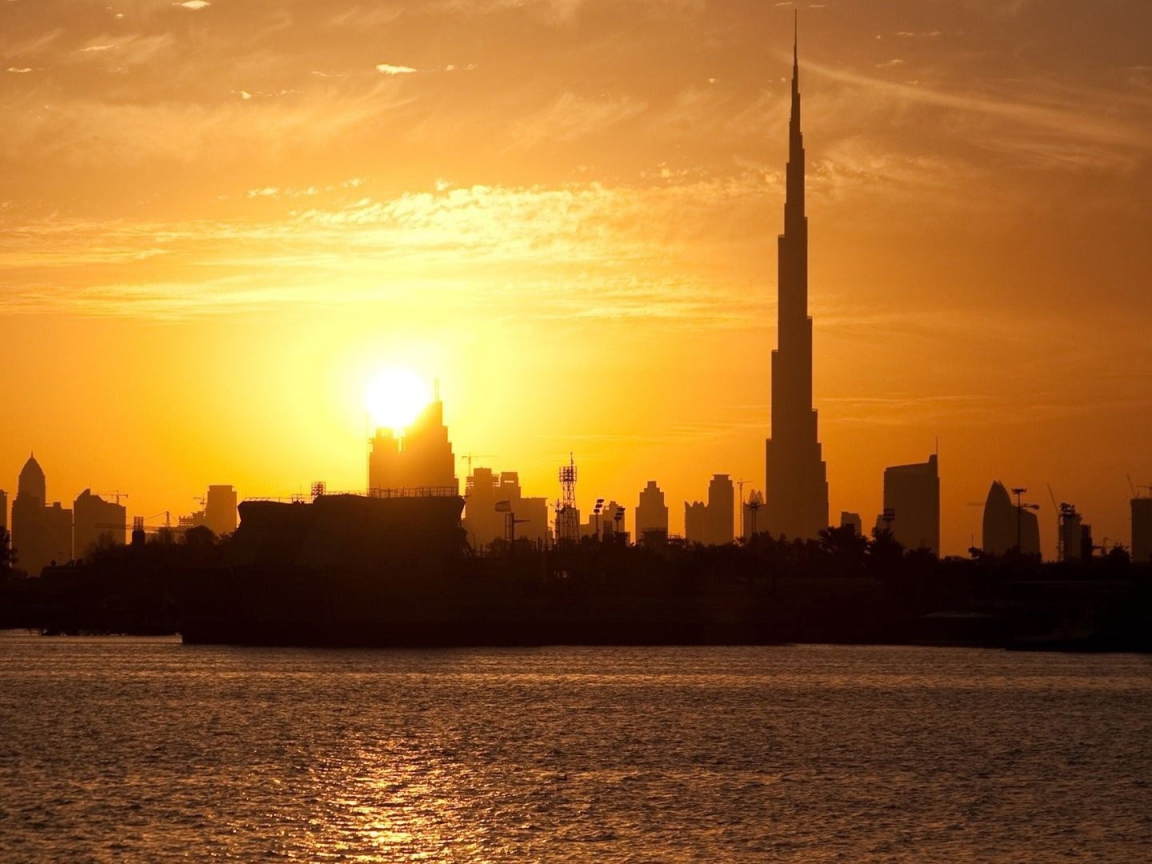 Силуэты зданий Дубаи на фоне заката