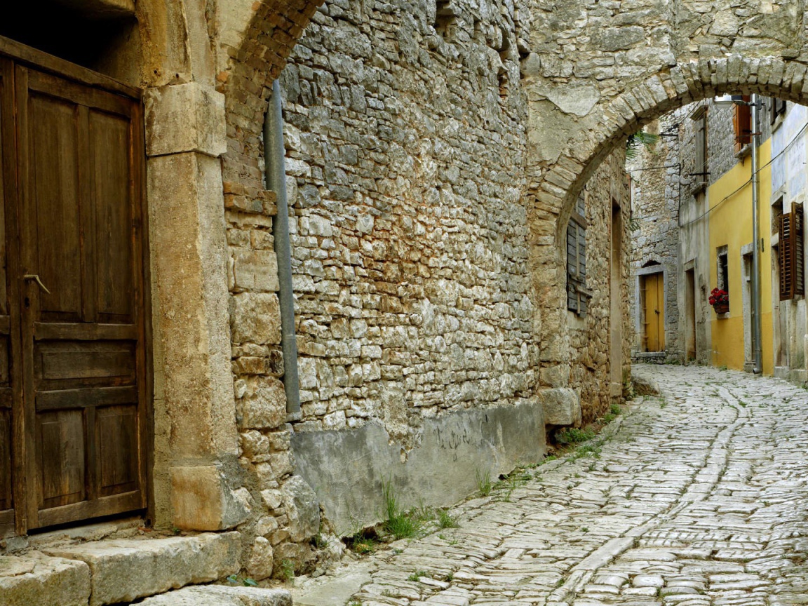 Каменная улица, старый город