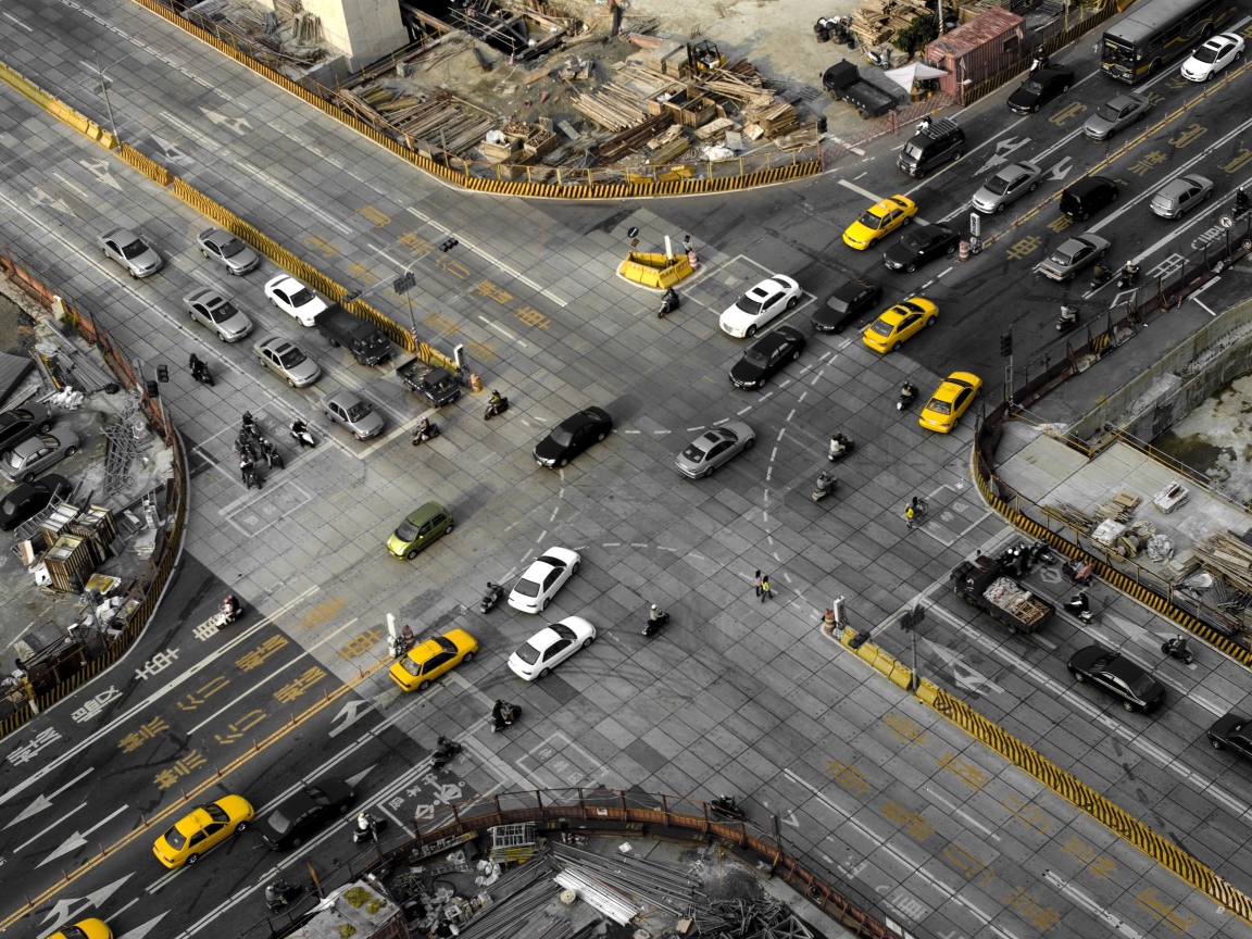 Такси на перекрестке в городе, Япония