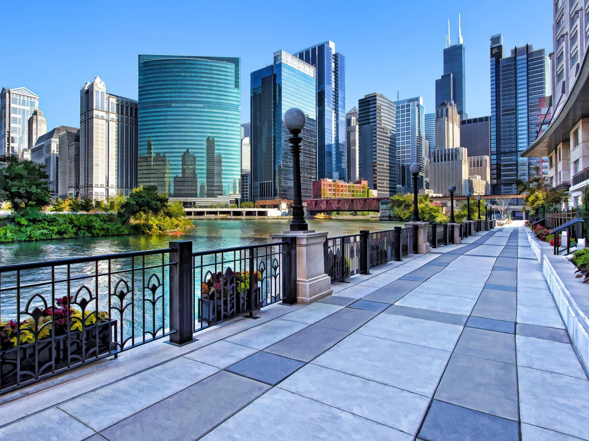 Пешеходная набережная в большом городе