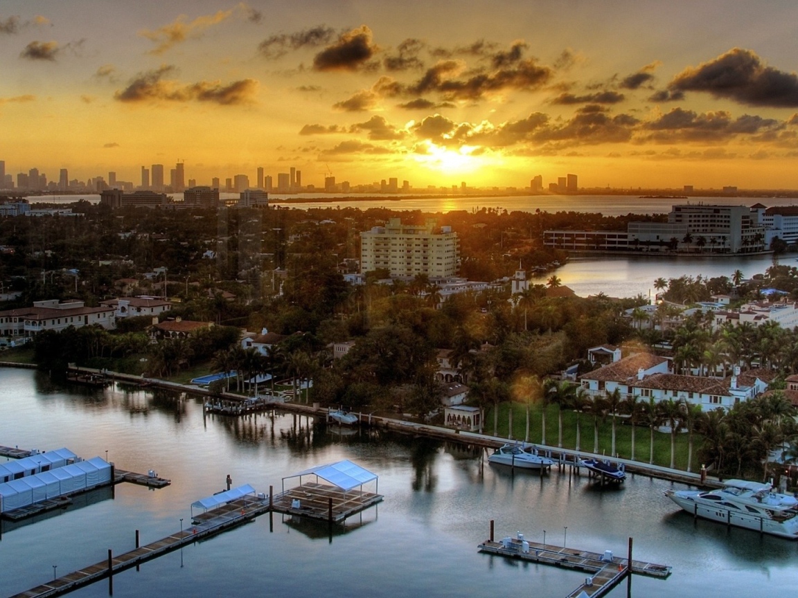 Спальный район города среди заливов