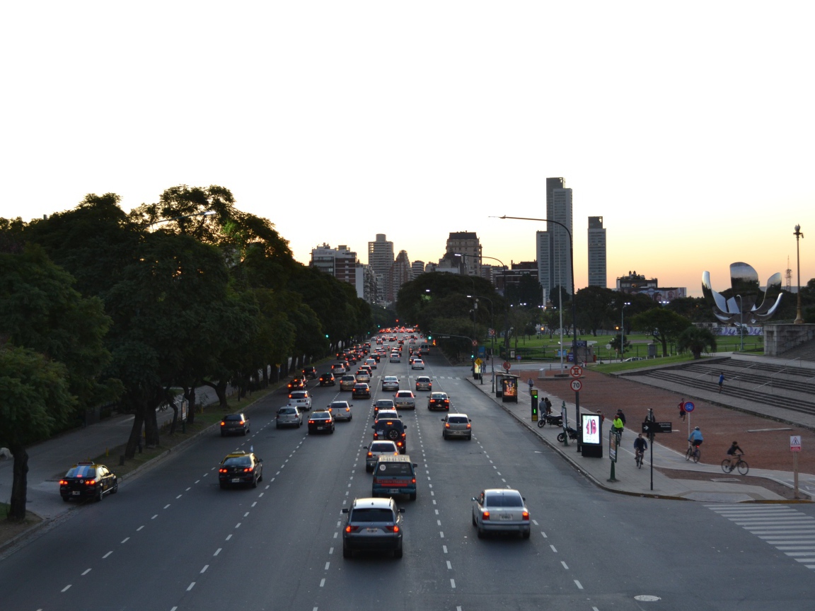 Движение на шоссе в Буэнос-Айресе