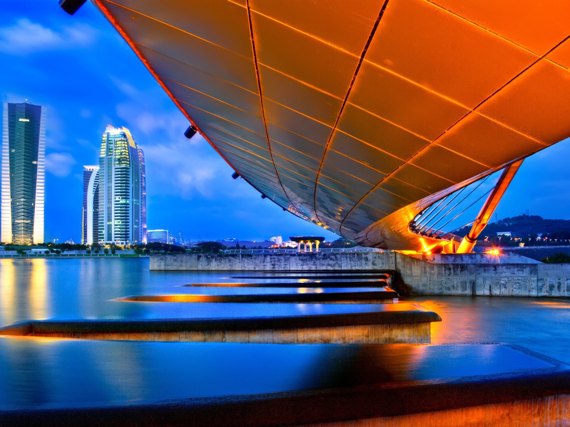 Перепад высот в реке в городе