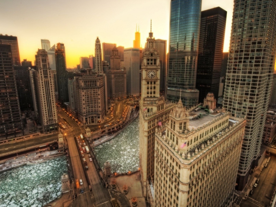 Зимняя река среди небоскребов