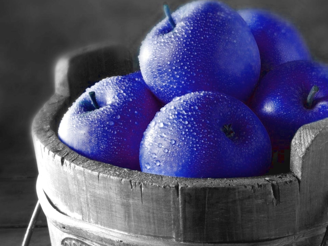 Ведро из дерева с синими яблоками