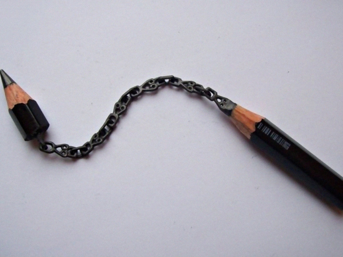 Произведение искусства из черного карандаша