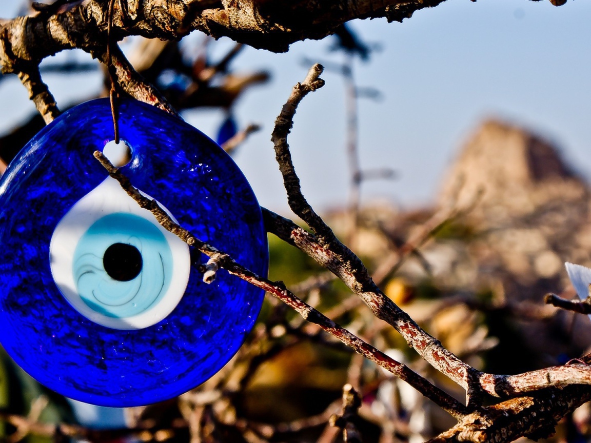 Оберег из синего стекла на дереве