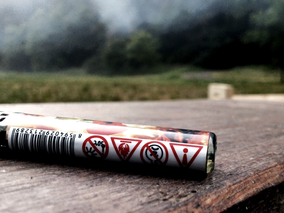 Баллончик зажигалки на доске