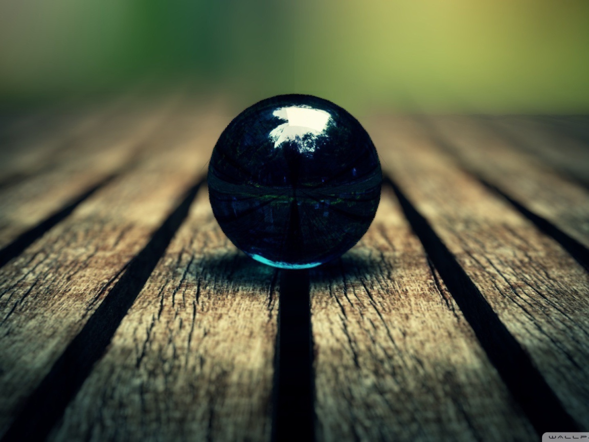 Черный зеркальный шар на досках