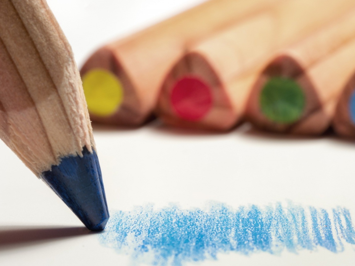 Карандаш синего цвета рисует по бумаге