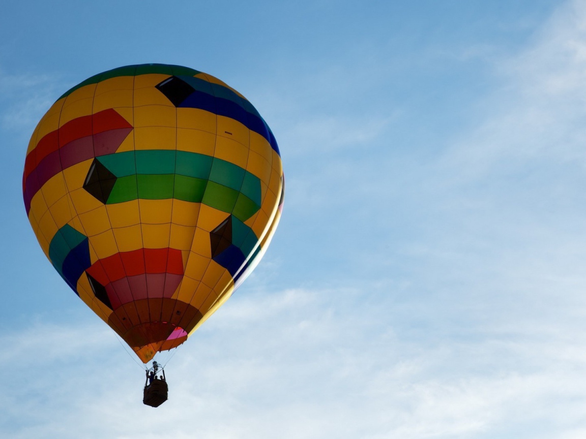Яркий воздушный шар в небе