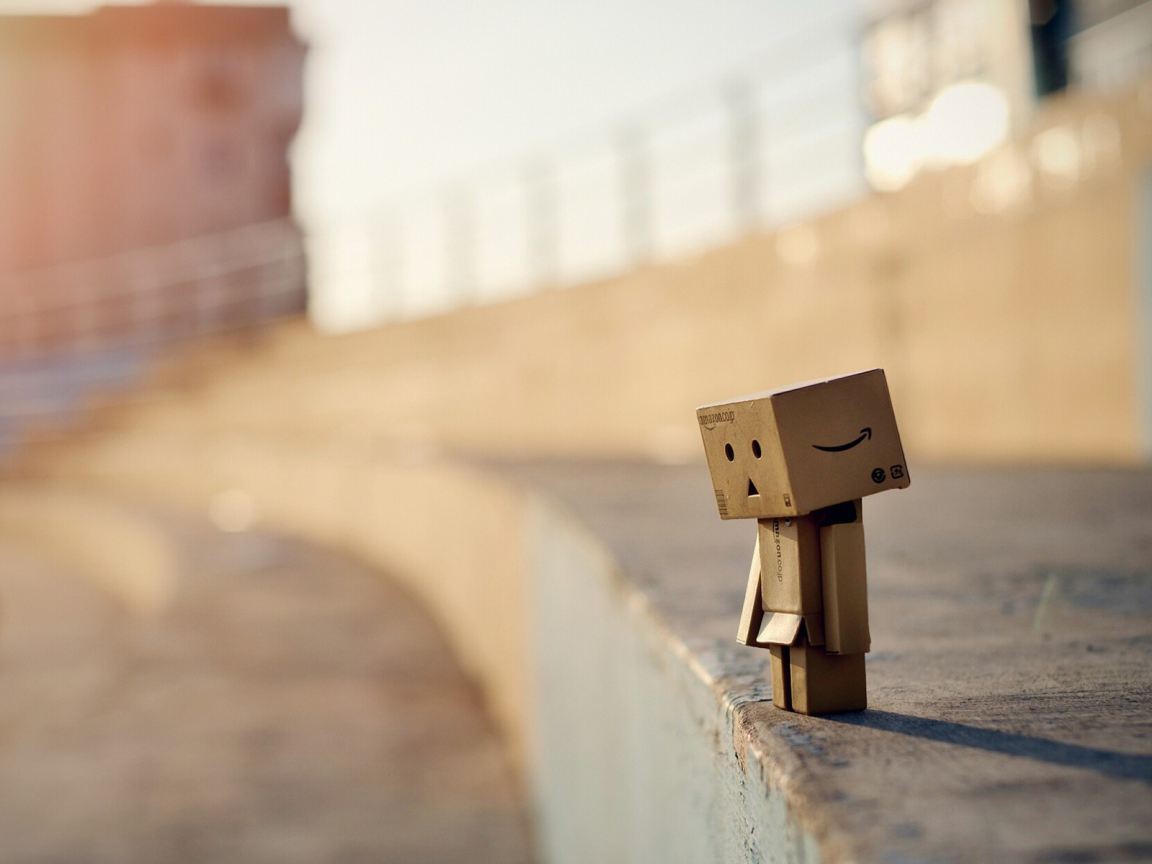 Картонный человечек на стадионе