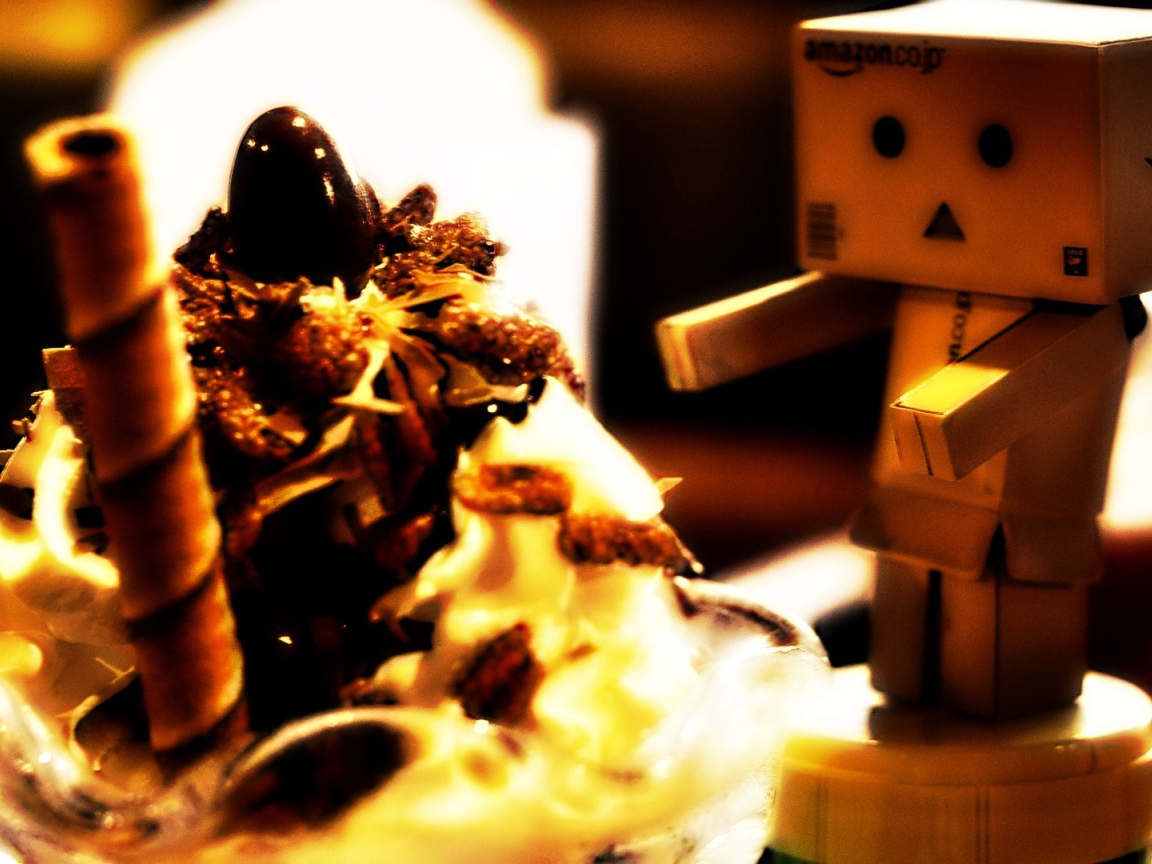 Картонный человечек смотрит на пирожное