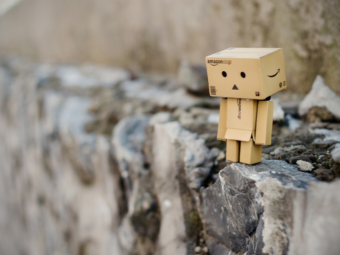 Картонный человечек на скале