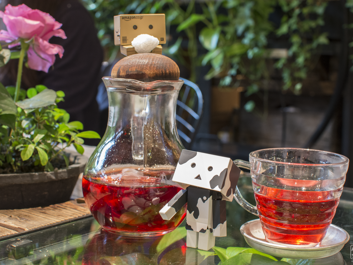 Картонные человечки на столе