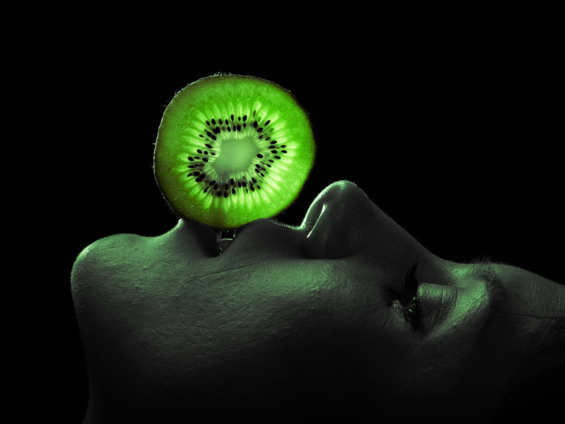 Кружок киви на лице у девушки