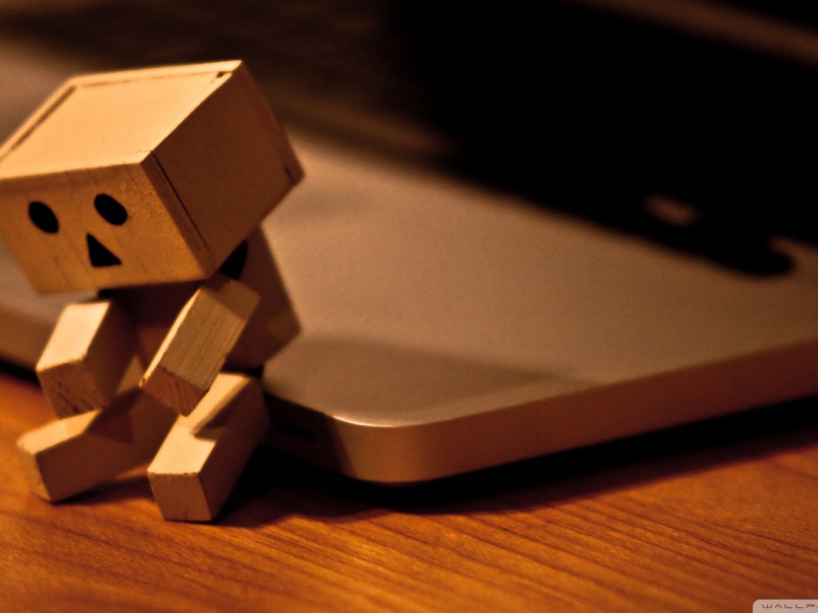 Дандо на краю ноутбука