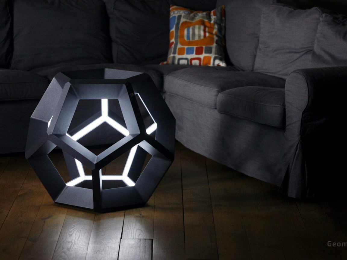 Футуристический светильник у дивана