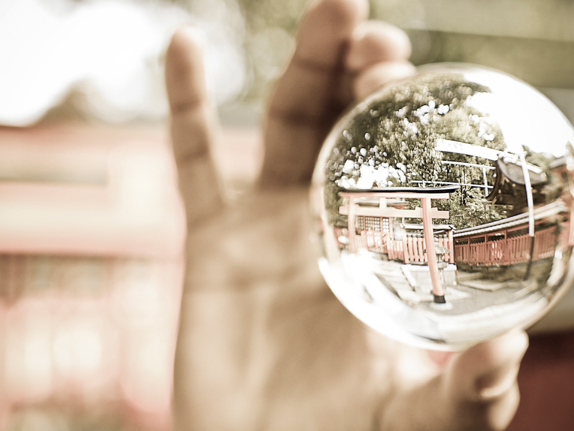 Стеклянный шар в руке