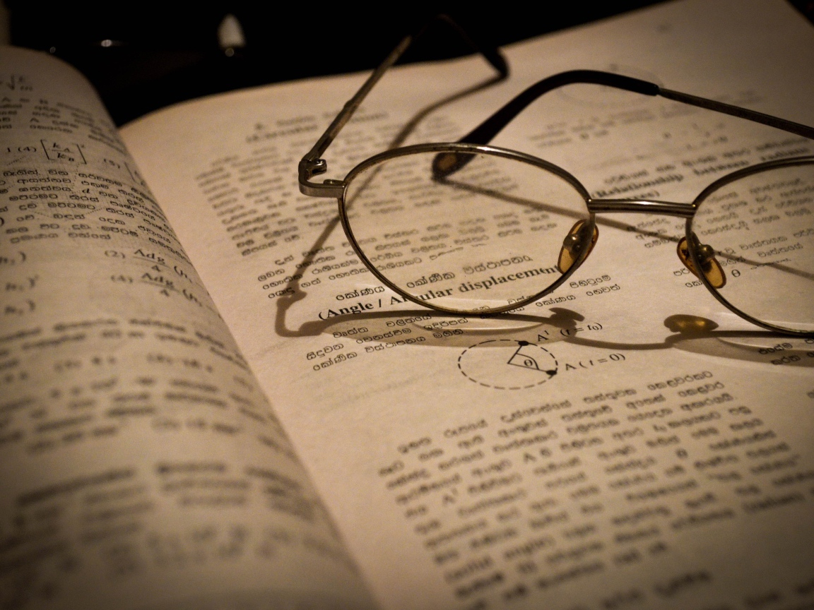 Очки на учебнике