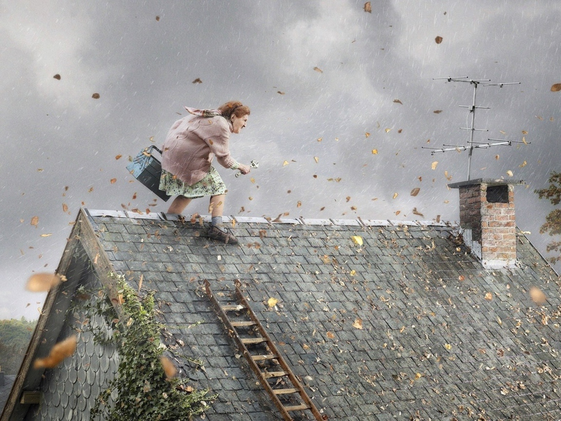 Бабушка занимается ремонтом на крыше