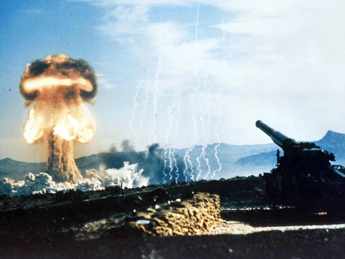 Выстрел из пушки ядерным снарядом