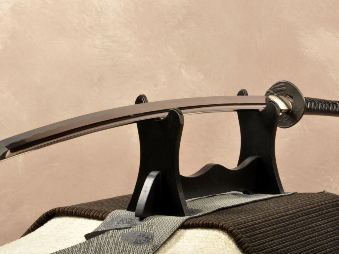 Меч катана на подставке