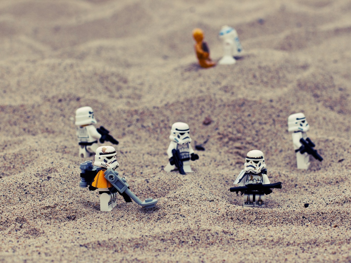 Фигурки ЛЕГО на песке