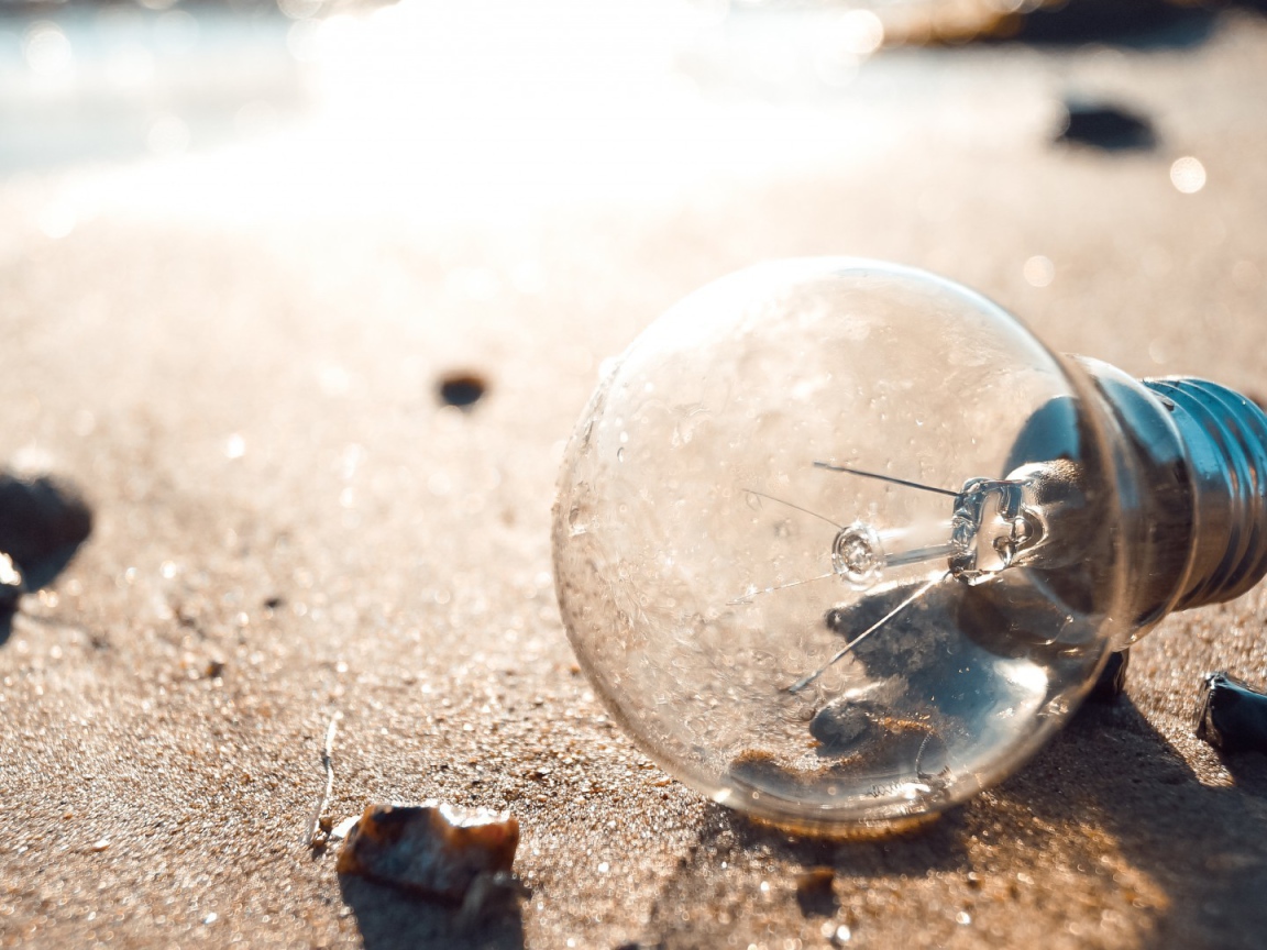 Перегоревшая лампочка на земле